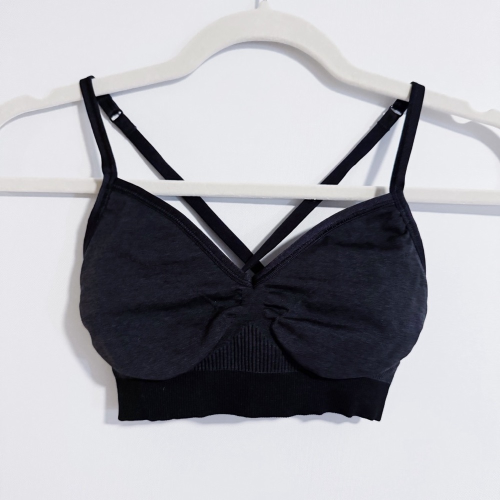 Lululemon - Black and Dark Gray Seamless Sports Bra
